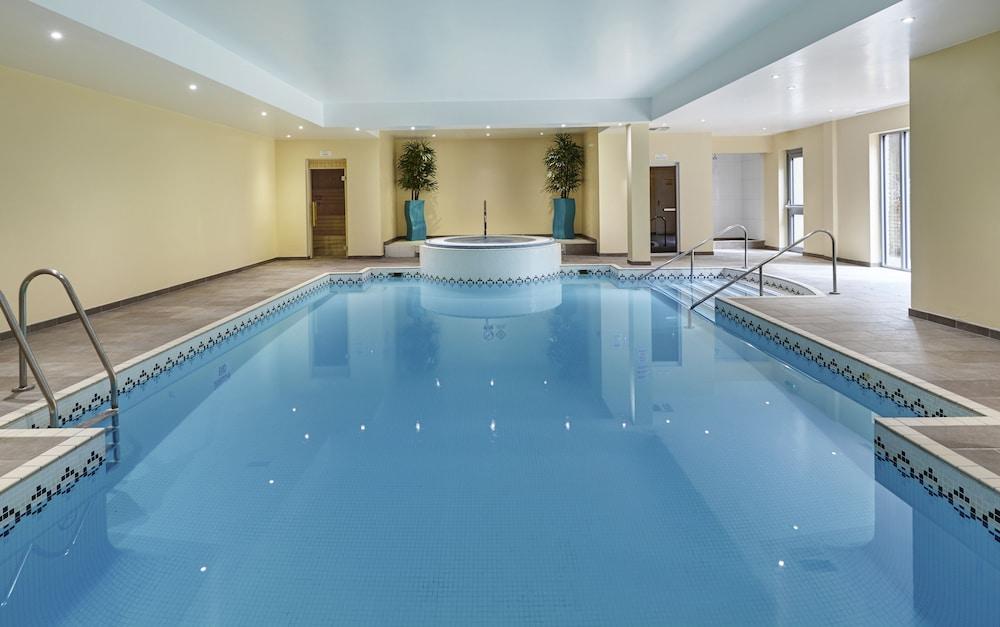 هوليداي إن كارديف - نورث إم 4، آن آي آيتش جي هوتل زحليقة مائية