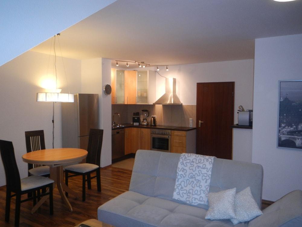 جرو جروس زوجيجيس تسفايراوم أبارتمنت تروزدورف غرفة