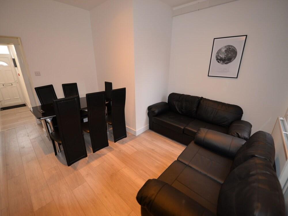 كونتيمبوراري هوليداي هوم إن كوفنتري نير فارجو فيليدج غرفة معيشة