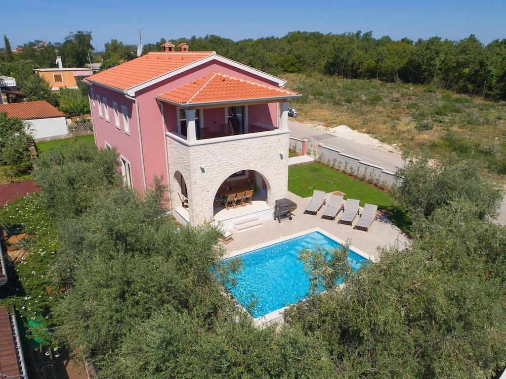 Spacious Villa With Private Pool With Whirlpool Area, Near Porec and Beach Exterior