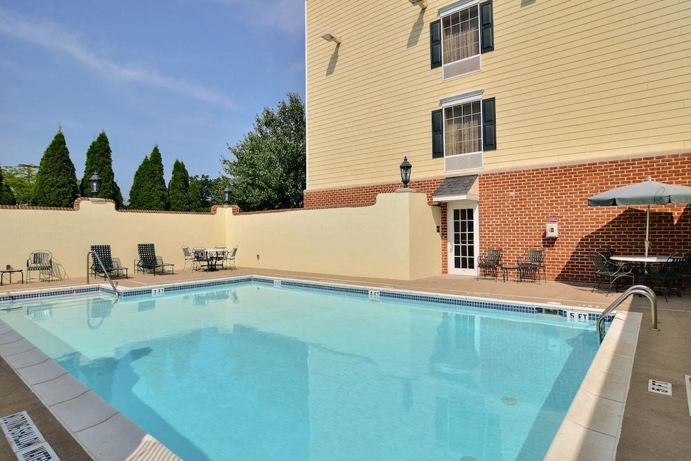 هامبتون إن آند سويتس ستايت كوليدج آت ويليامزبرج سكوير حمام سباحة مكشوف