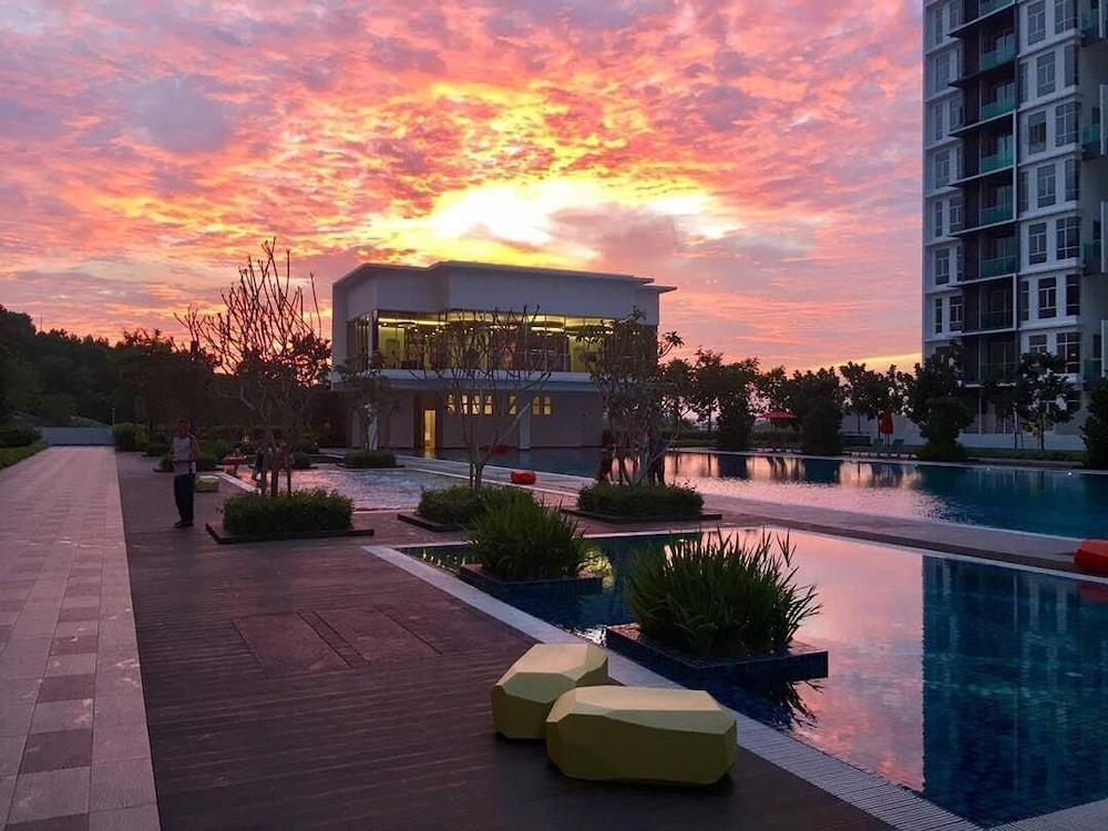 ليتل هوم آت جرين ريزيدنس تشيراس حمام سباحة مكشوف