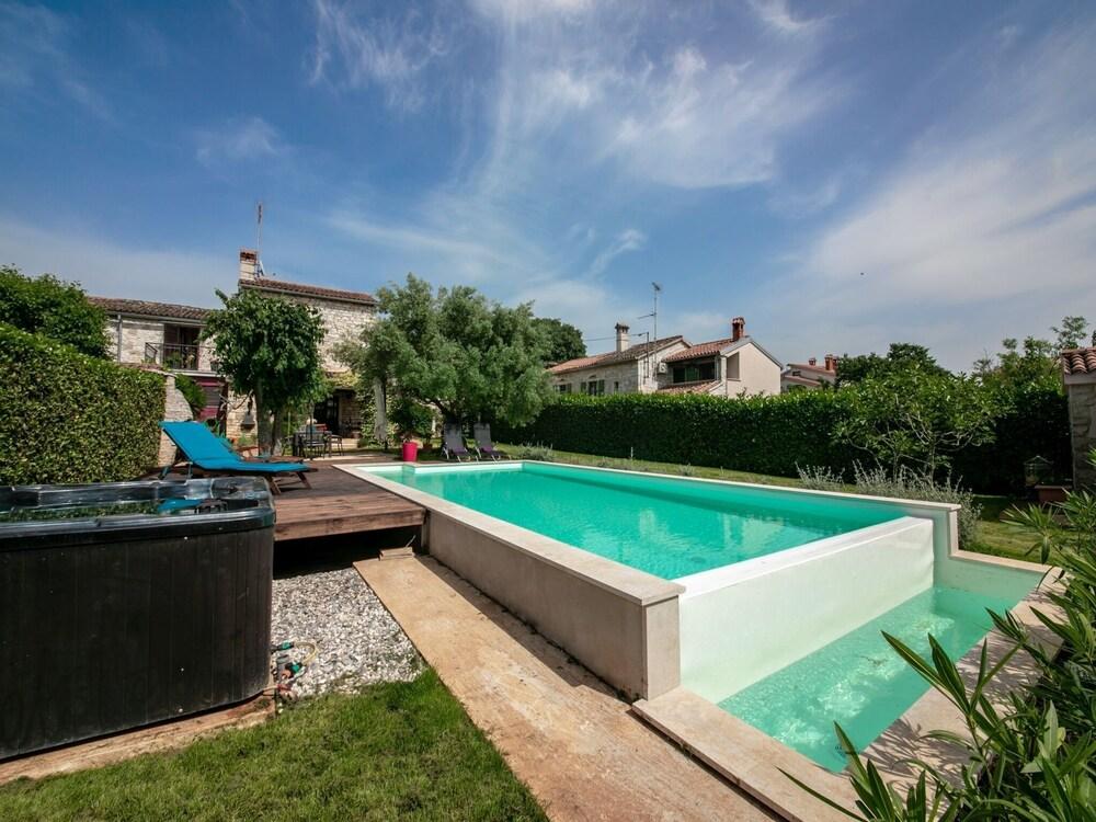 تشارمينج هوليداي هوم إن نوفا فاس ويذ برايفت بول زحليقة مائية