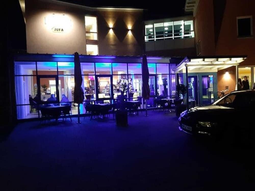 جوفا هوتل جويليخ  إم بروكينكوبف بارك المنطقة المحيطة بالمنشأة