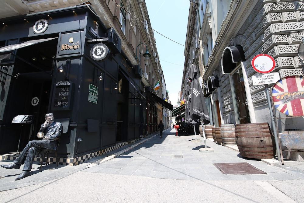 مودرن ستوديو فور 3 بيبول إن ذا هارت أوف ذا سيتي سنتر المنطقة الخارجية