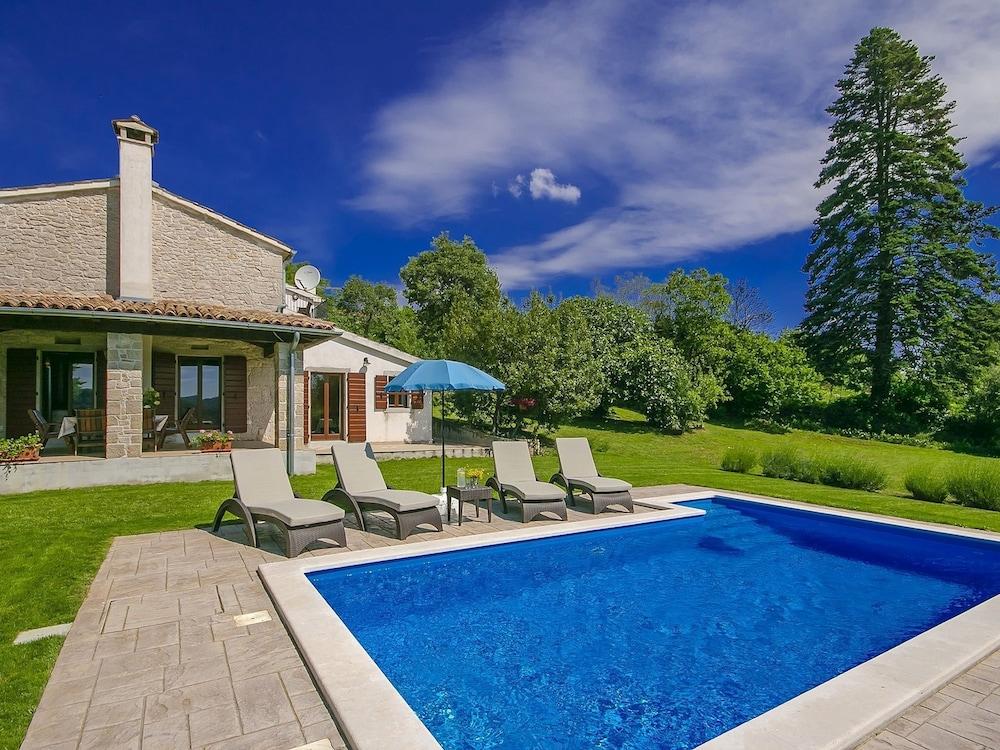 أوثينتيك فيلا ويذ سويمينج بول، لارج جاردن آند سبيكتاكولار فيو نير بوزيت زحليقة مائية