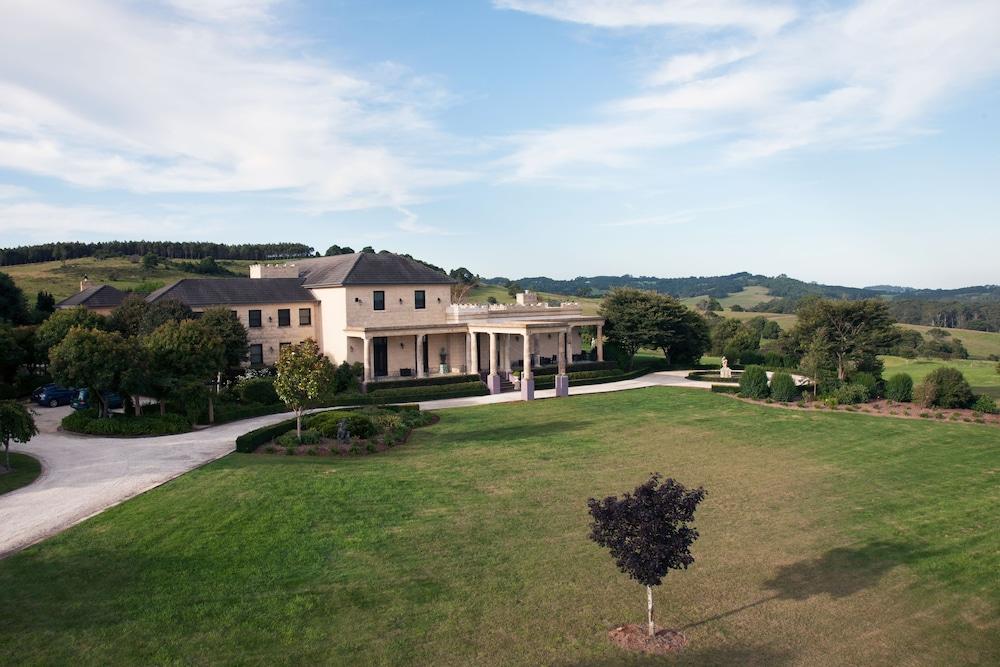 ليندين هول الصورة الأساسية