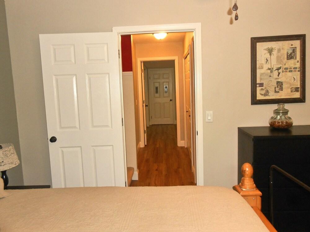 Spacious Home With 2 Decks and BBQ - Unit 0401 by Redawning Room