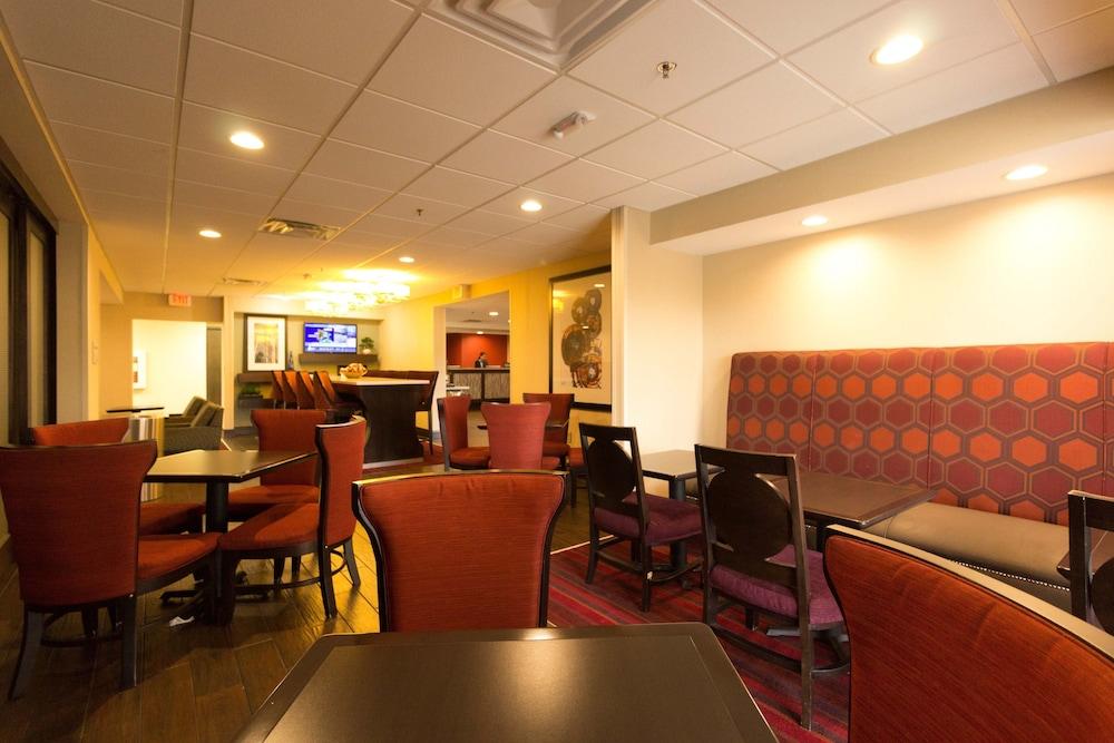 Hampton Inn Columbus-South Lobby Sitting Area