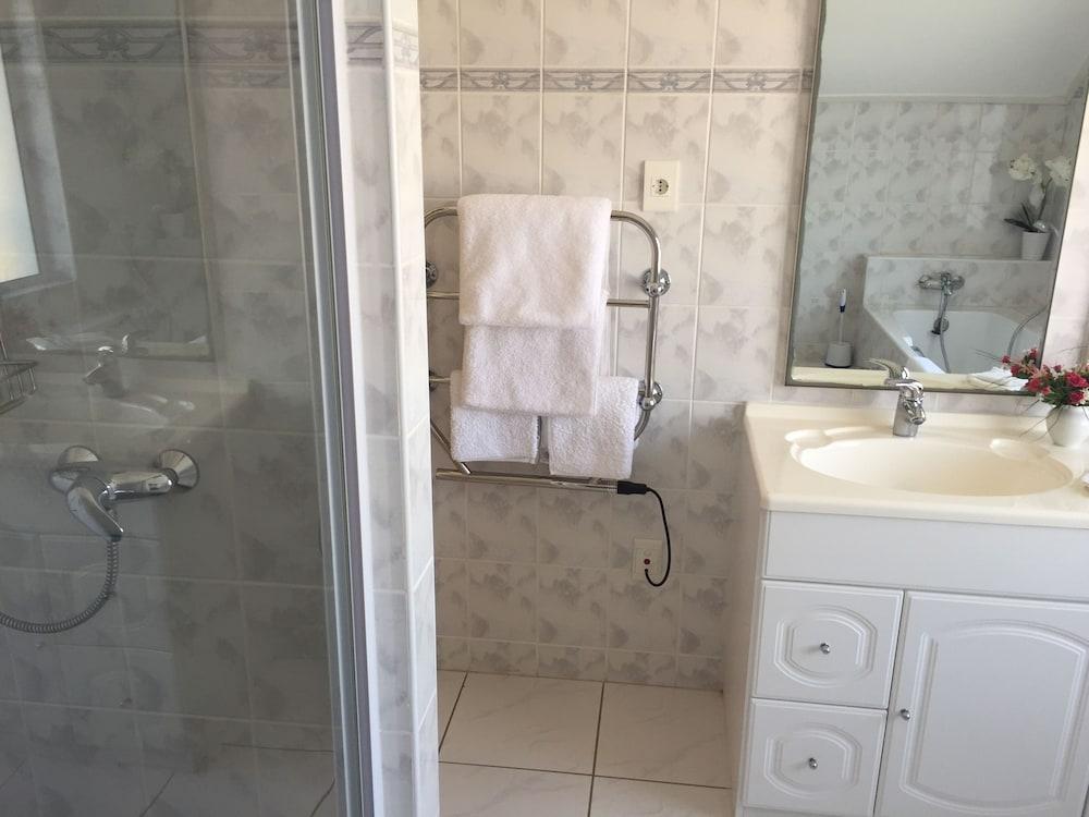 Oceanview Suite Bathroom