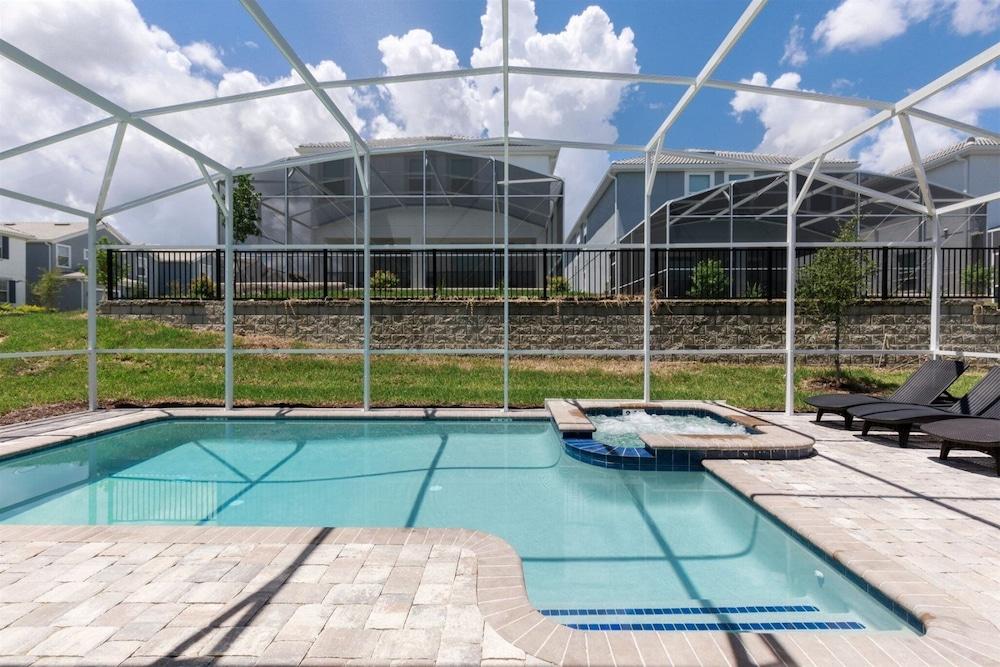 8 بد روم 5 باث روم فاكيشن هوم إن تشامبيونز جايت زحليقة مائية