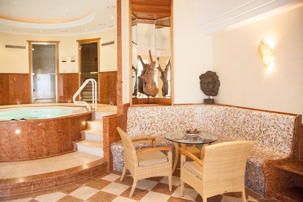 تينسشيرت هوتل ريستورانت بارتيسرفيس نادي صحي