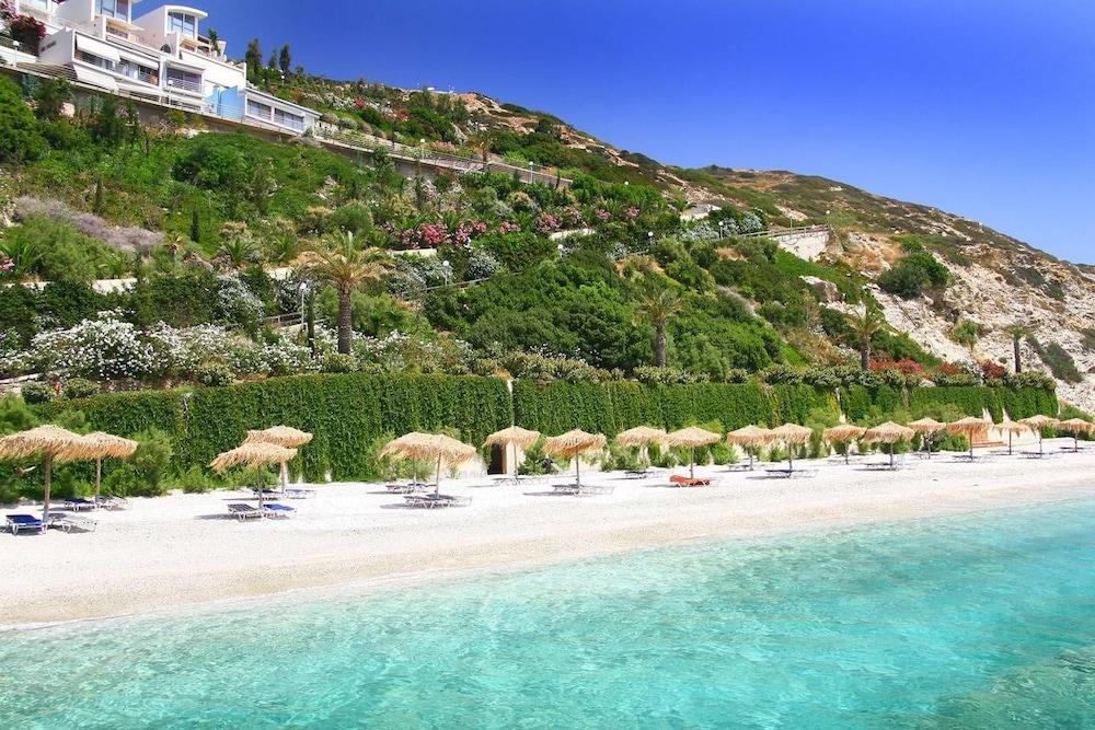 Seafront home 4' walk to private beach Beach
