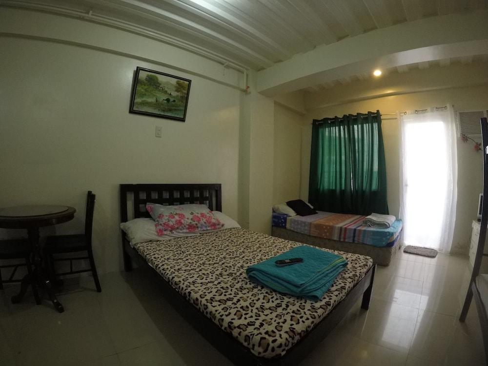 Parañaque Airport Hometel Room