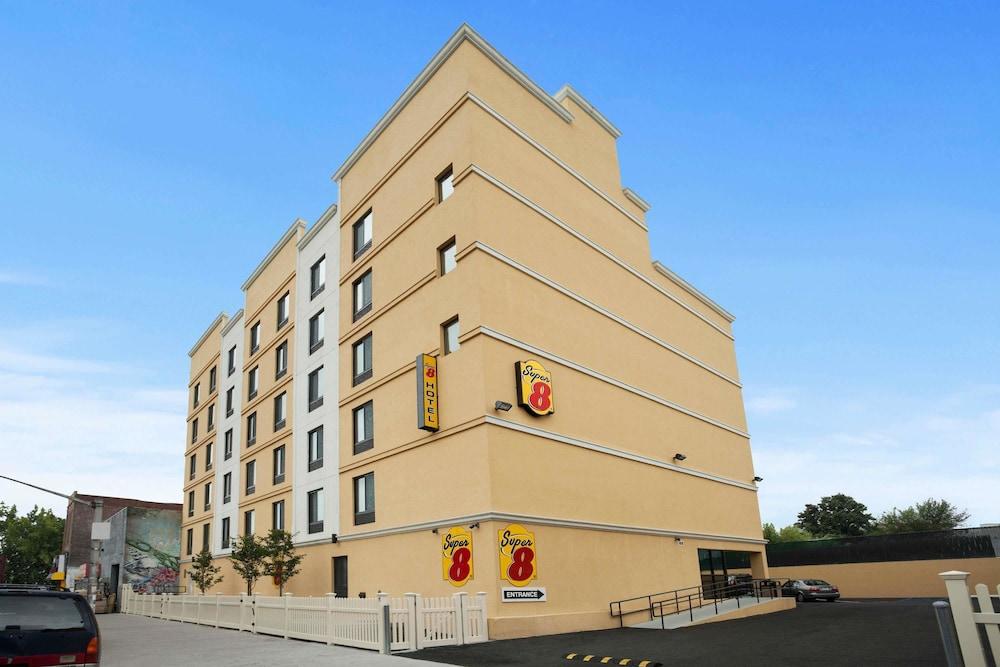 سوبر 8 باي ويندام برونكس الصورة الأساسية