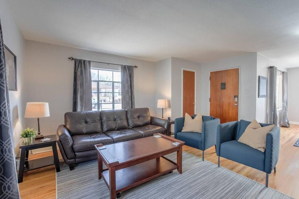 4 بد روم ماونتن فيو ويذ فايربيت آند بينج بونج الصورة الأساسية