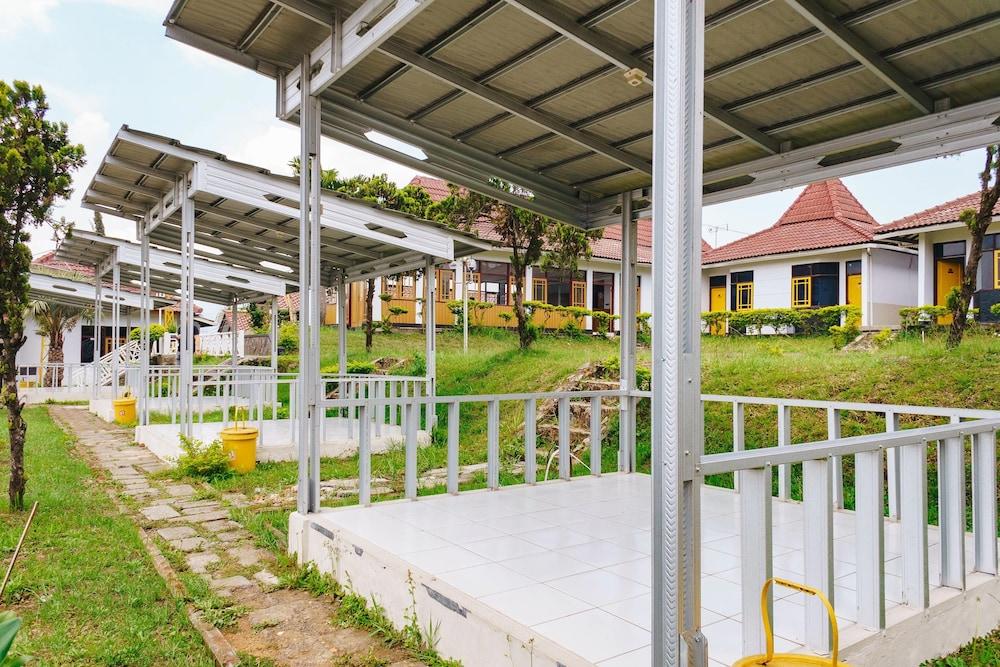 ريد دورز آت هوتل داماناكا بانجالينجان المنطقة الخارجية