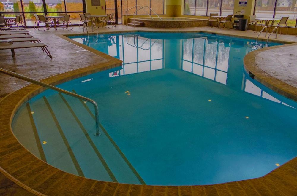 كومفرت إن آند سويتس وادسورث حمام سباحة مغطى