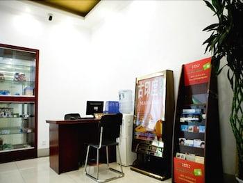 جرين تري إن شانغهاي بودونغ نيو ديستريكت تانغكياو مترو ستيشن إكسبرس هوتل الردهة