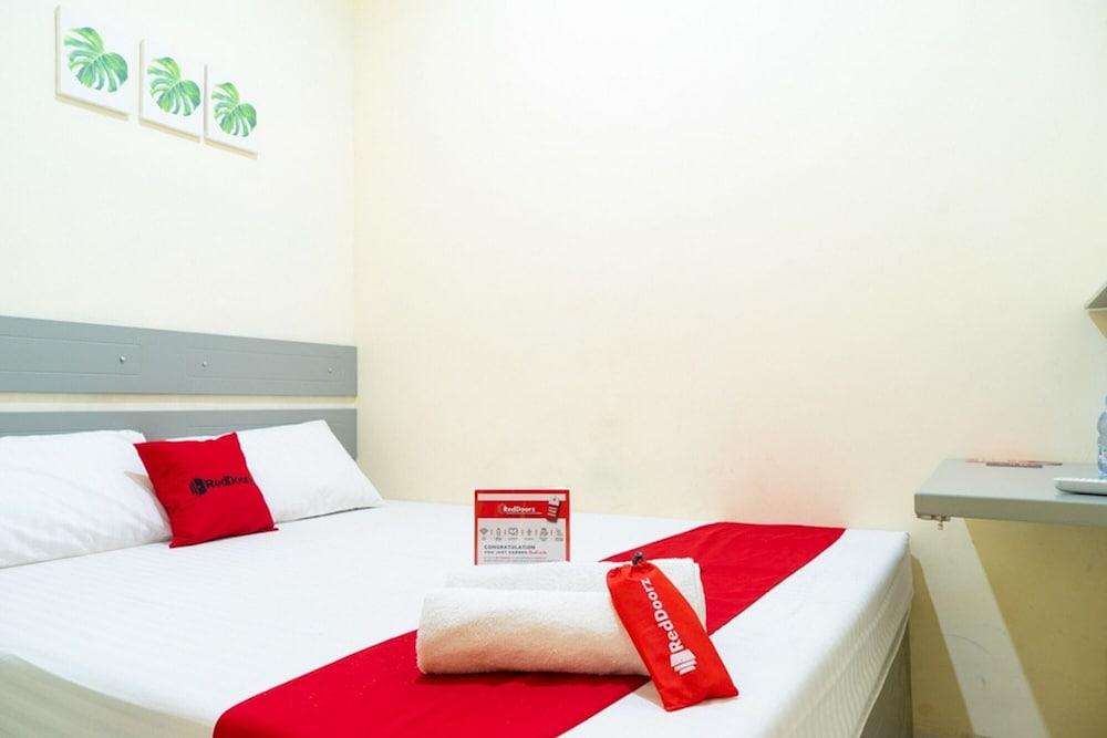 رد دورز نير سي بي دي سليدوج الصورة الأساسية