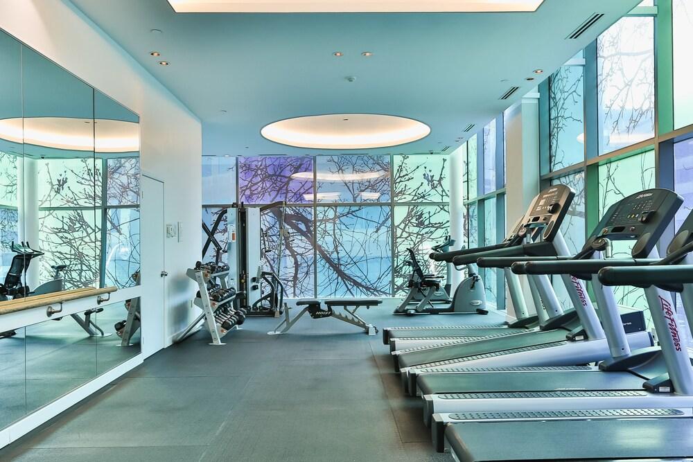 elegant condo with panoramic views Gym