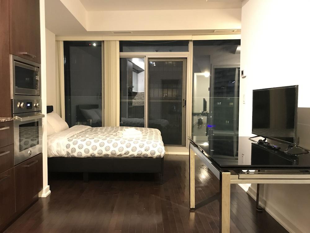 Modern Skyscraper Studio by CN Tower Room