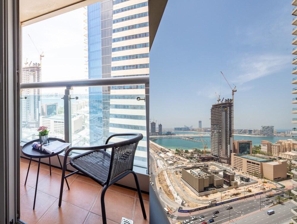 شقة فسيحة وأنيقة مكوّنة من غرفتَي نوم وإطلالات على البحر في مارينا! داخلي