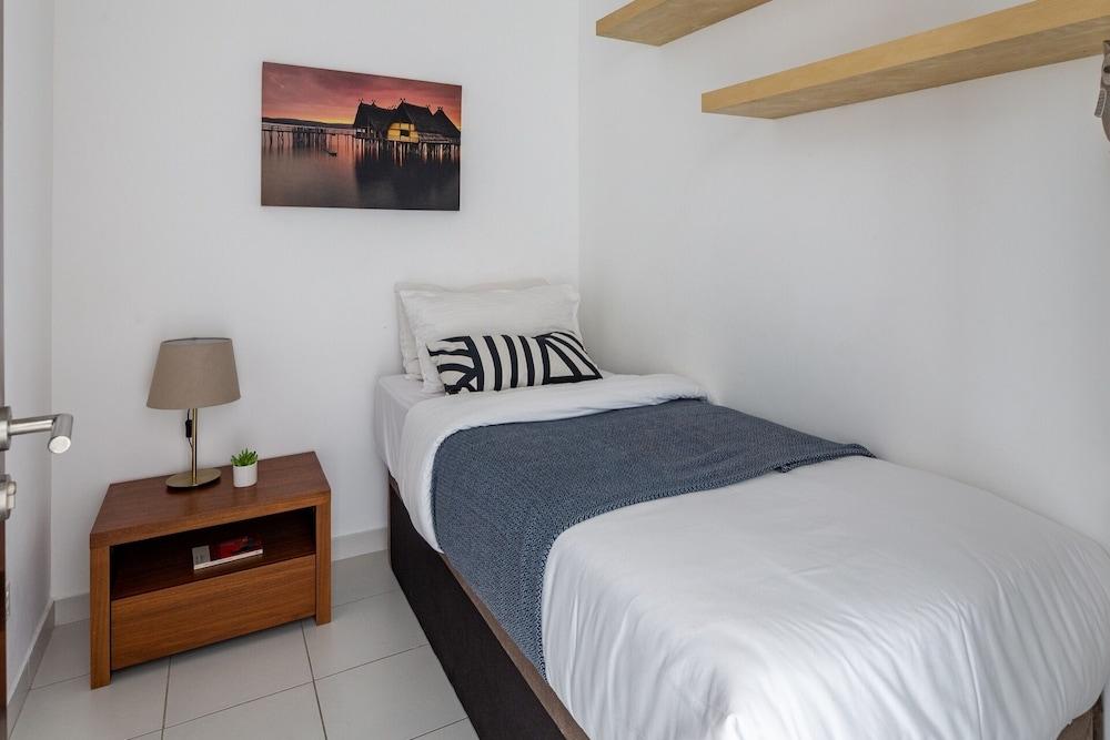 شقة عصرية مضيئة مكوّنة من غرفتَي نوم وإطلالات على دبي مارينا! غرفة