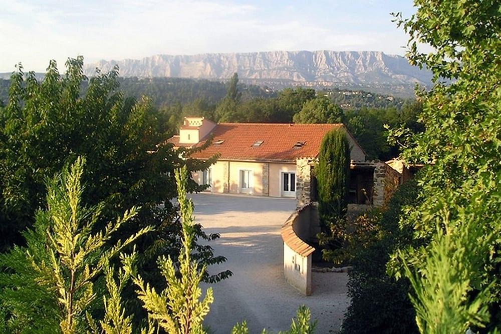 Déjeunez Sous l'Arbre Property Grounds