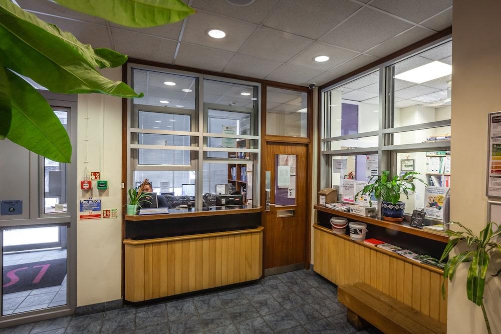 LSE Carr-Saunders Hall - Campus Accommodation Reception