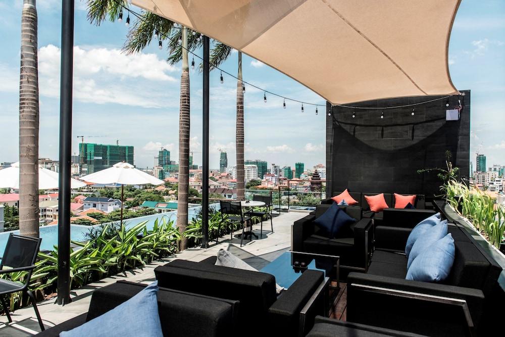 آكواريوس هوتل آند أوربن ريزورت فنوم بينه حمام سباحة مغطى/مكشوف