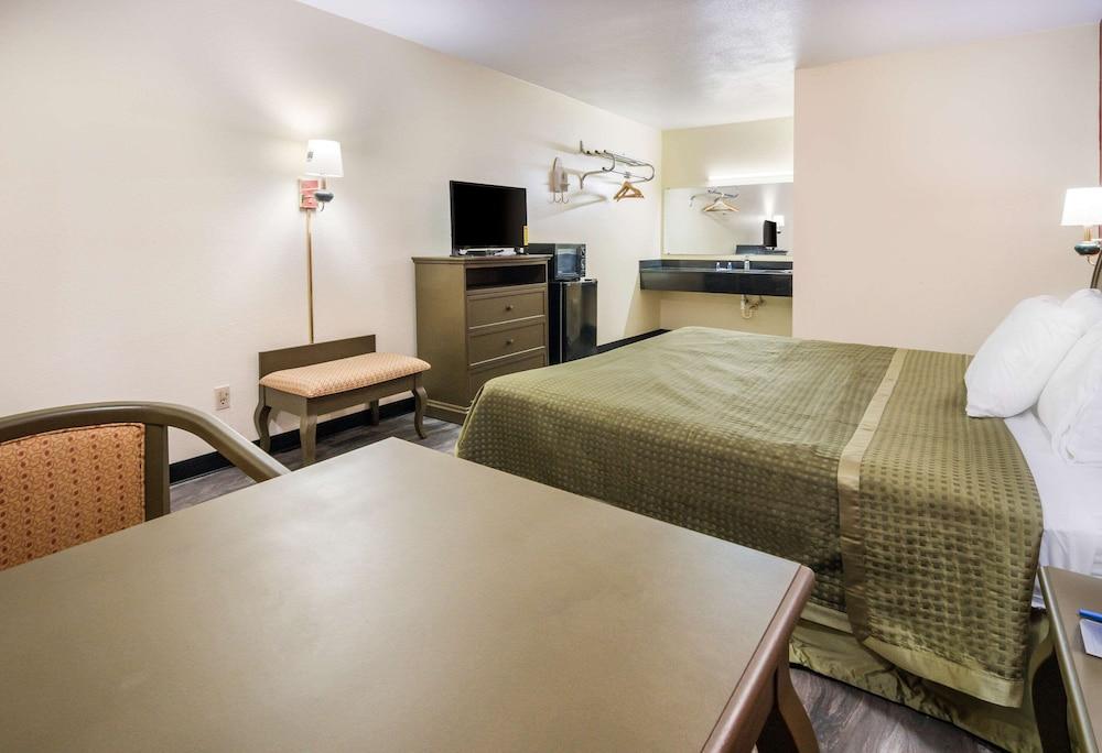 Rodeway Inn Room
