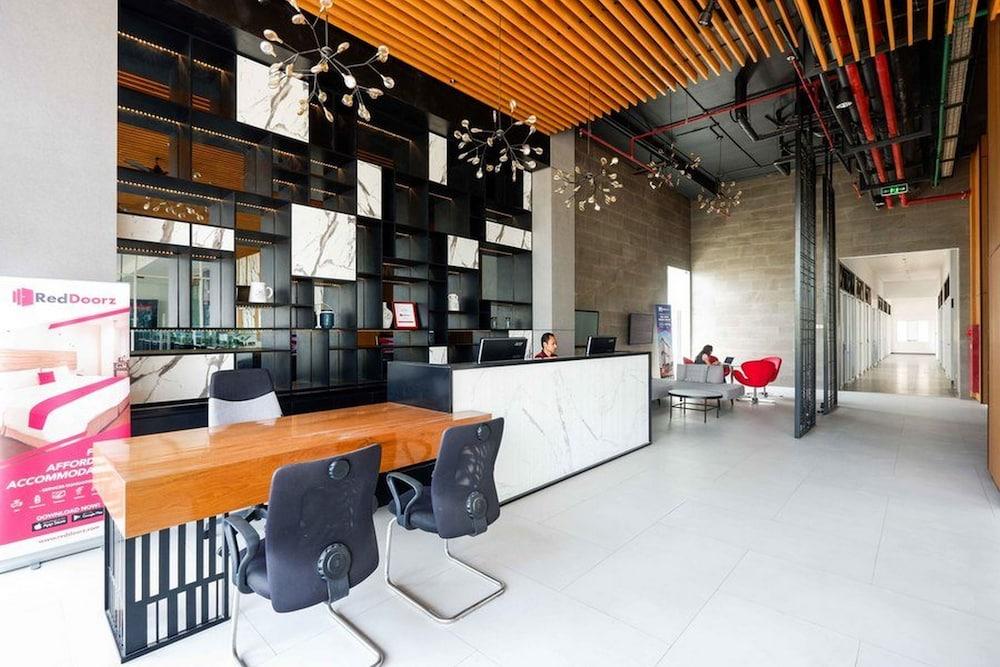 RedDoorz Apartment near Exit Toll Colomadu Reception