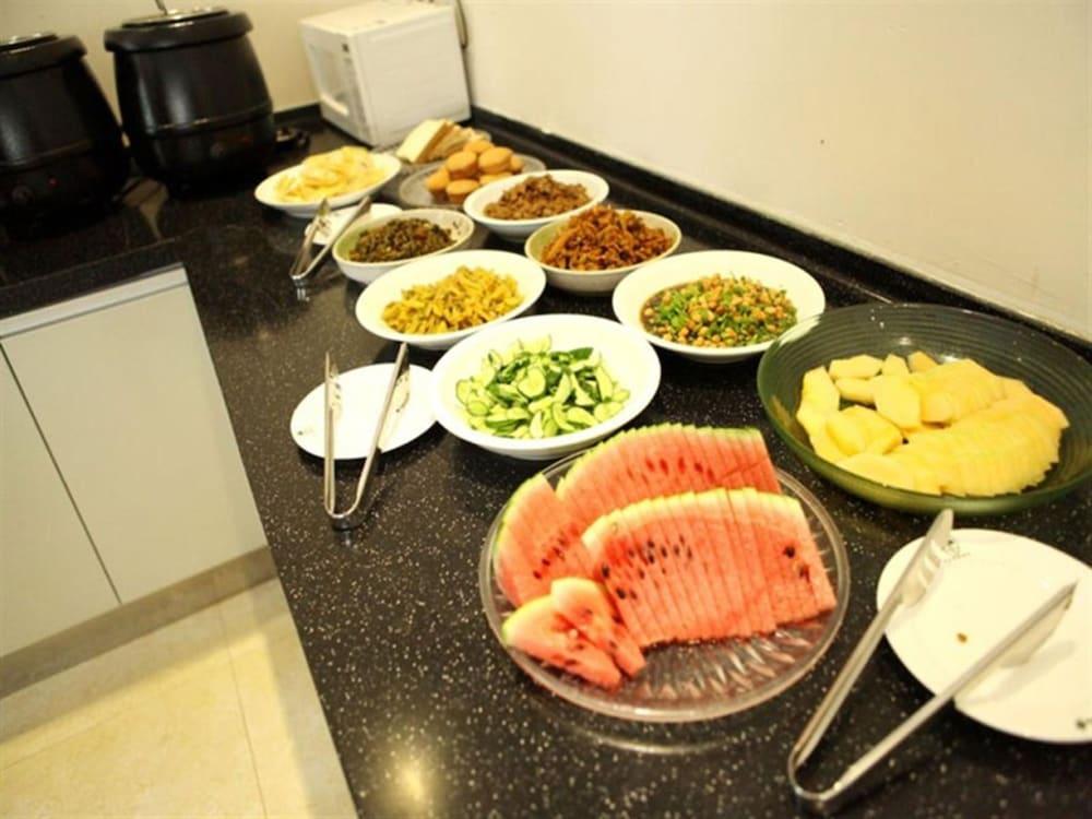 جرين تري إن هوايان يونيفرسيتي تاون هوتل أخرى