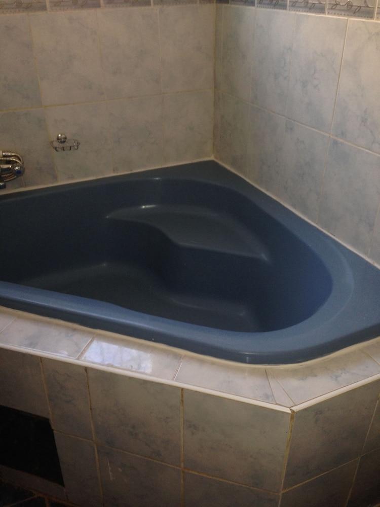 Overflow Guest House Indoor Spa Tub