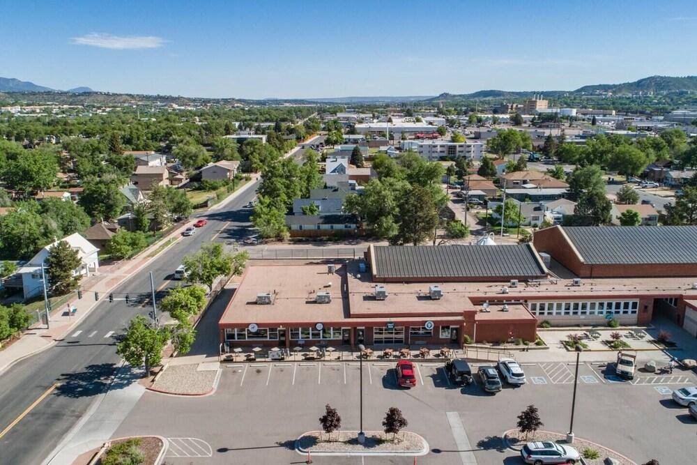 كرافت بريويري بيرفيكشن! تشارمينج آند دوج فريندلي منظر من الجو