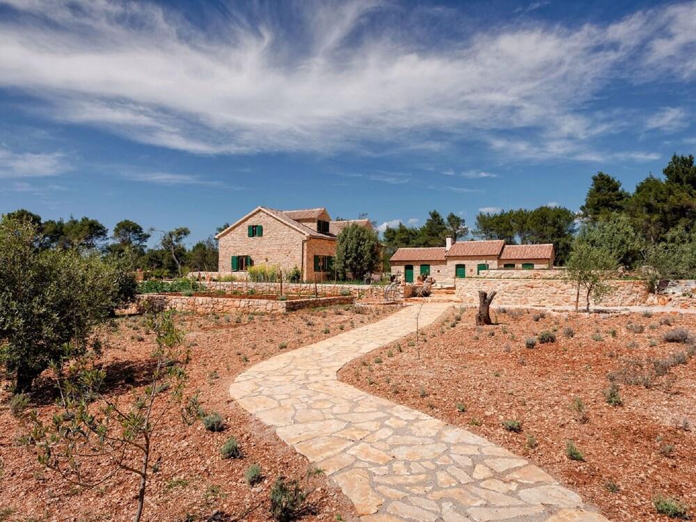 Charming Villa in Hvar With Private Pool Exterior