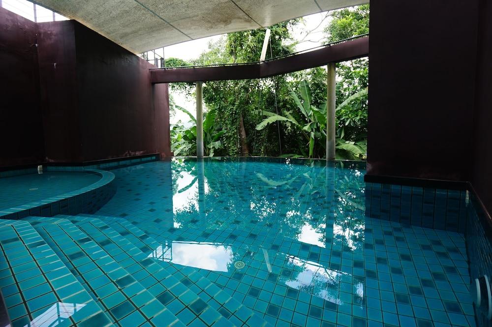 هوتل أون هيلتوب حمام سباحة مغطى