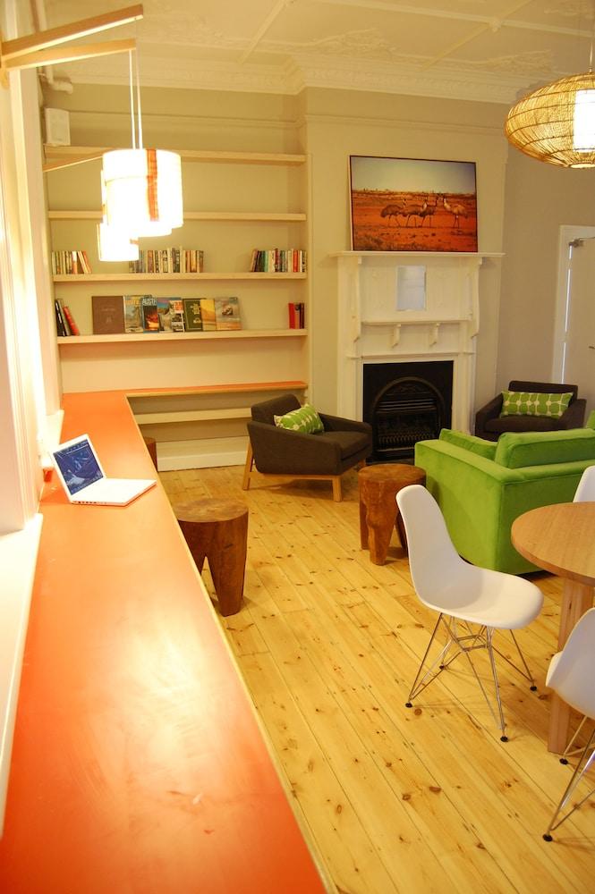 بورت إيليوت التابع لجمعية بيوت الشباب (واي إتش إيه) منطقة الجلوس في الردهة