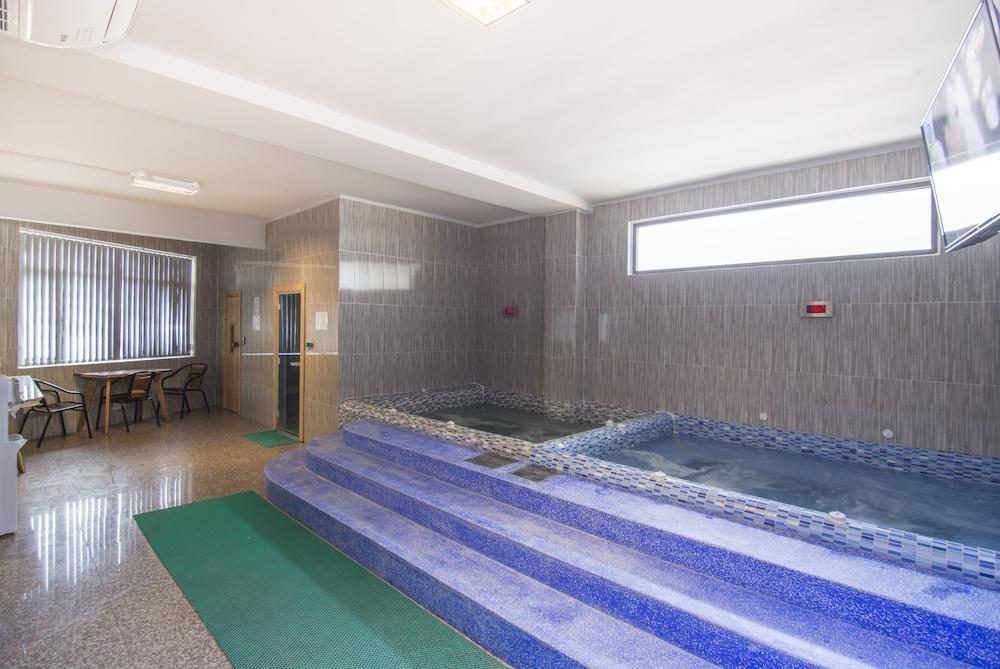 فنوم بنه إيرا هوتل حمام سباحة مغطى