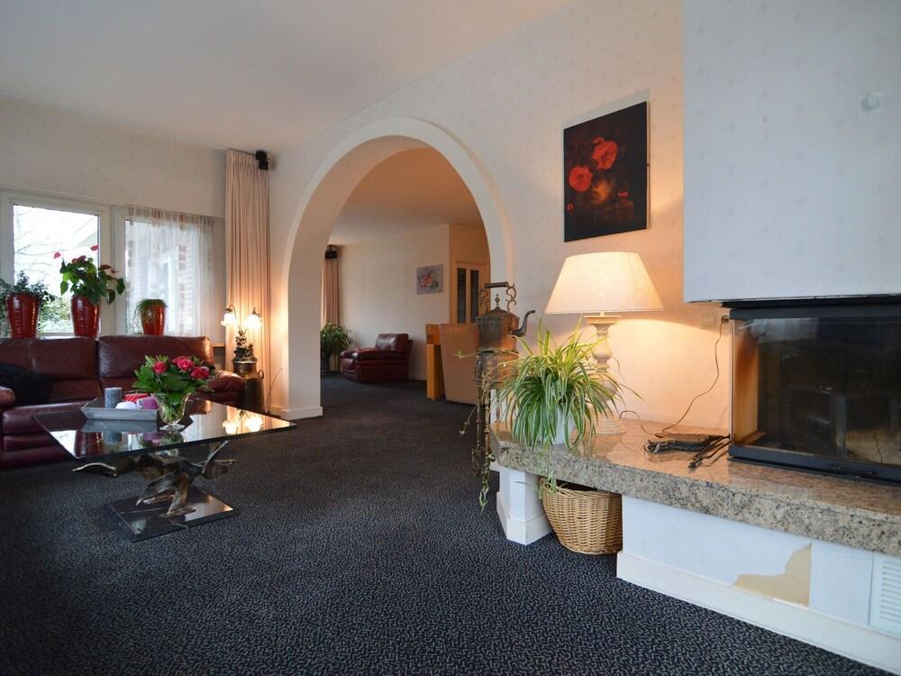 لاكوريوس مانشين إن دي تايك ويذ هوت توب غرفة معيشة