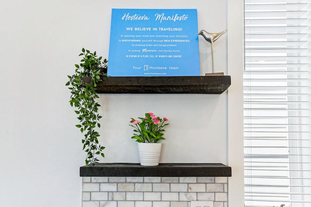 Amazing 4BR w Balcony by Hosteeva Interior Detail