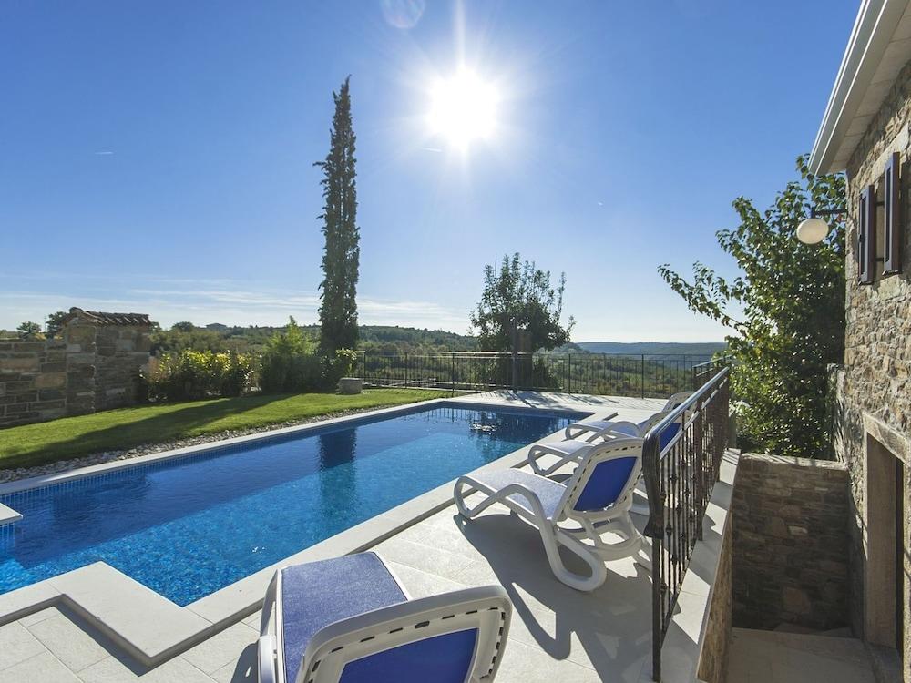 Charming Villa in Grožnjan With Swimming Pool Waterslide