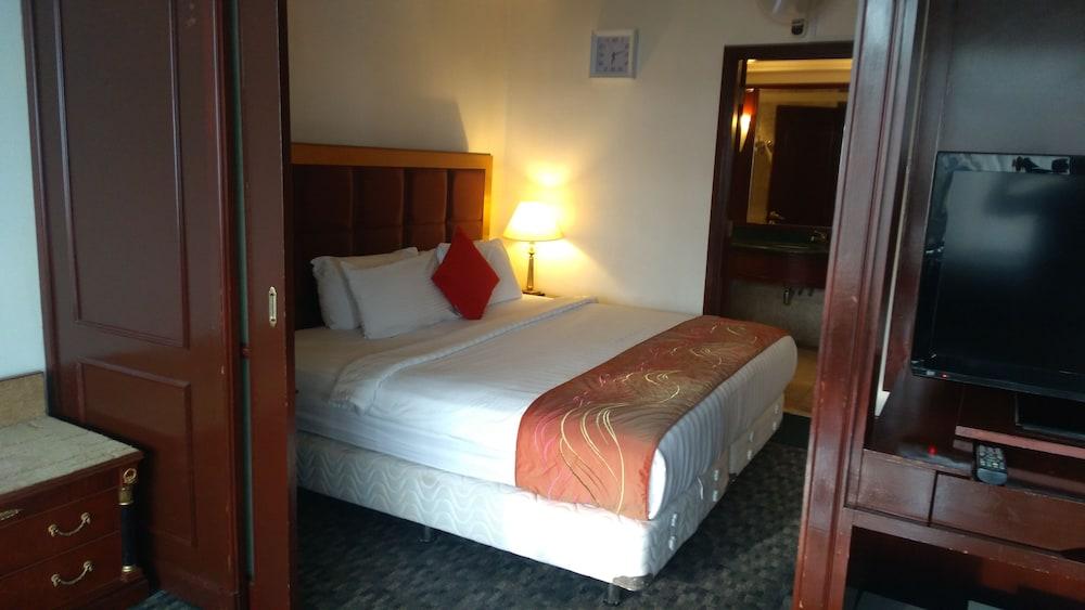 Peaceful Service Suite At Times Square Room