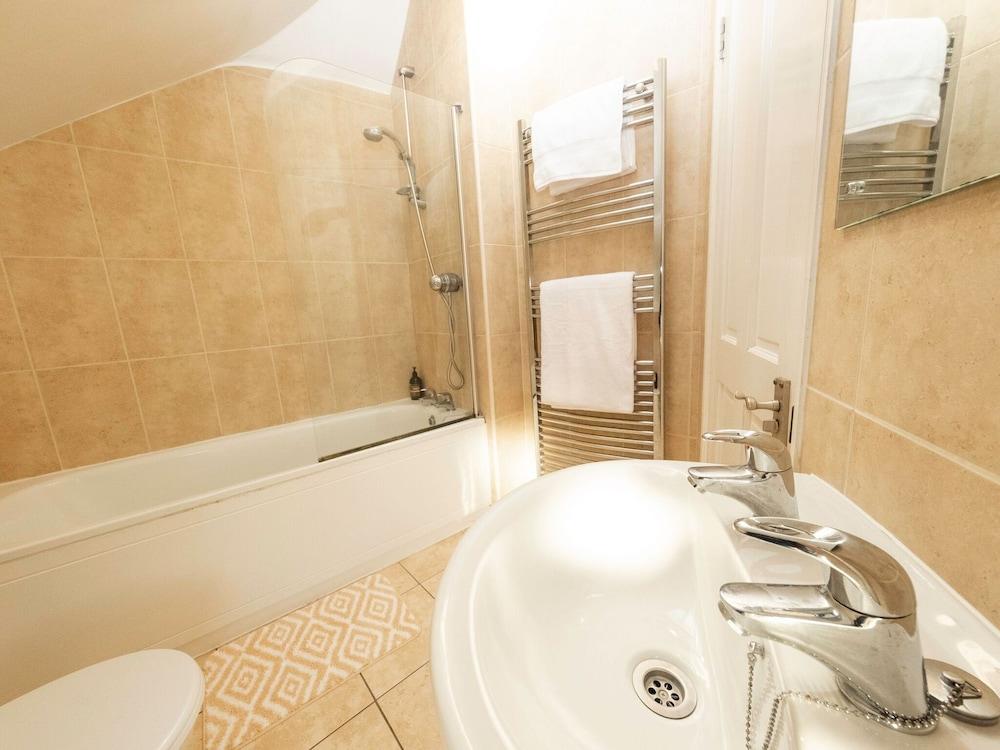 ريستفول هوليداي هوم إن كينجزبريدج نير سيتي سنتر حمام