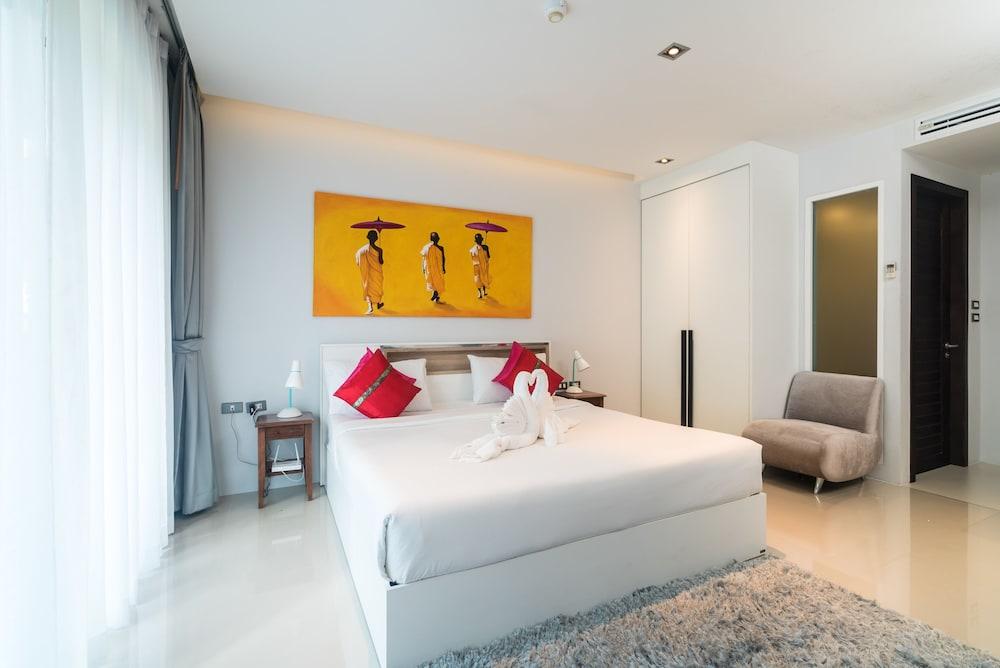 Emerald Terrace by Lofty Room