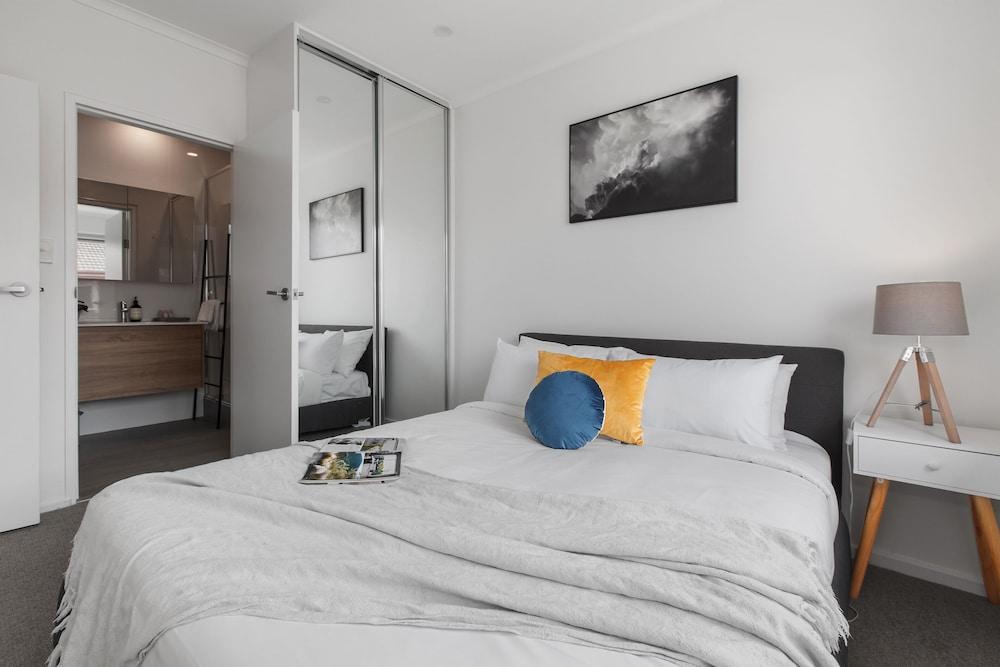Heart of Ormond Apartment  by Ready Set Host Room