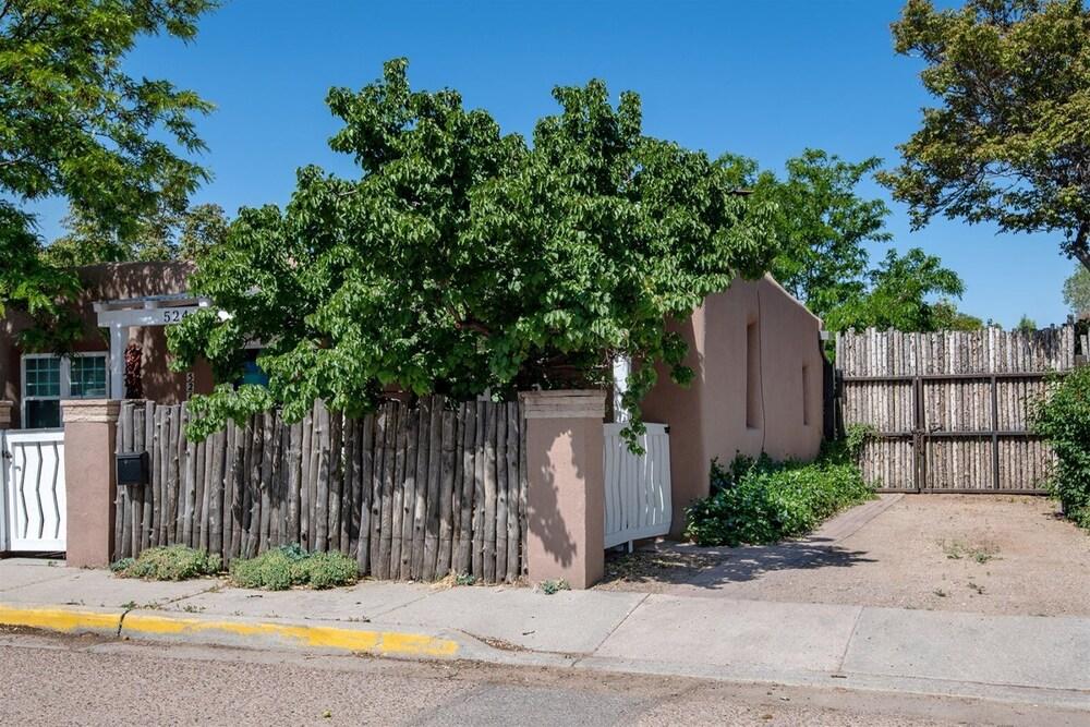 كازا لولا - غورجس لايت فيلد هوم، ووك تو ذا بلازا آند ذا رايليارد المنطقة الخارجية