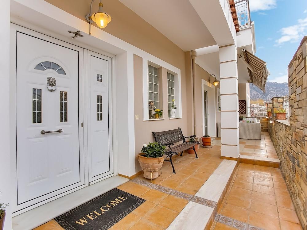 لافيش فيلا ويذ نيتفليكس إن فولوس نير بيتش آند بيليون