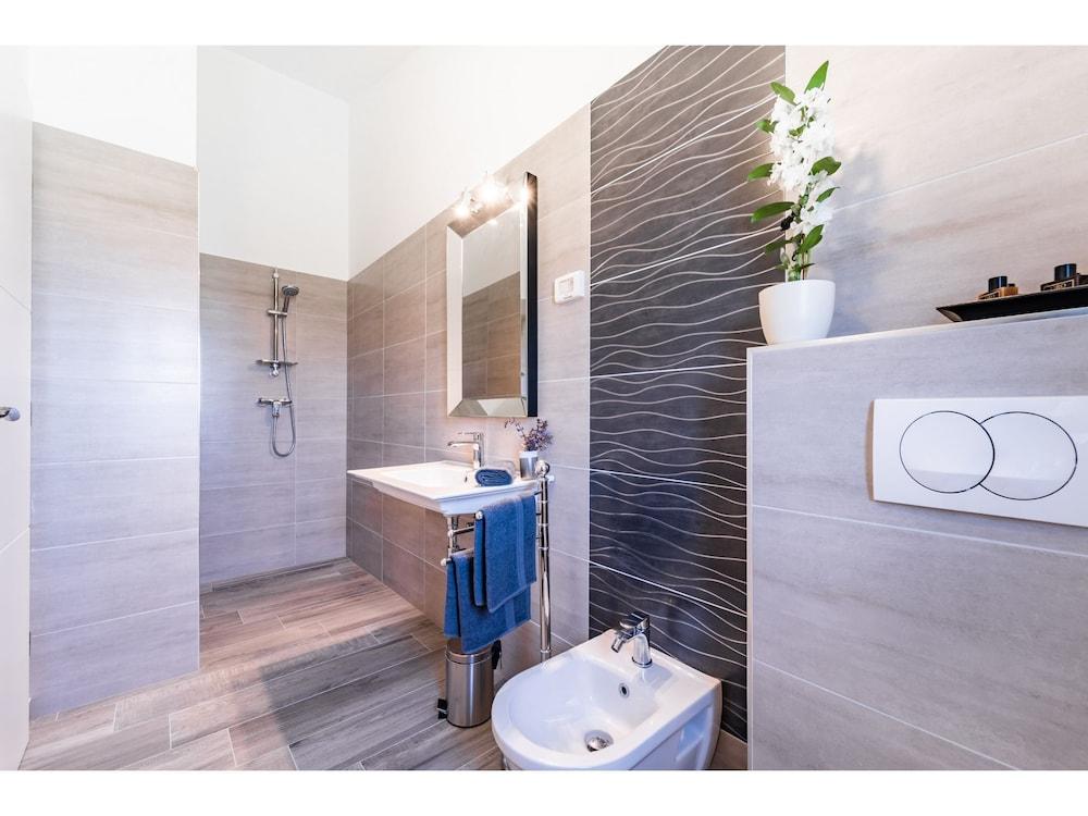 Modern and Luxury Villa Designed for Ultimate Relaxation With Heated Pool Bathroom